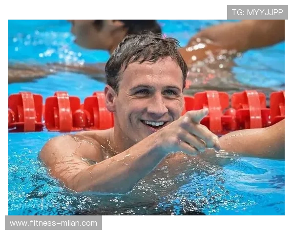 足球场上的小可爱：这位球星的迷人魅力和笑容让人无法抗拒